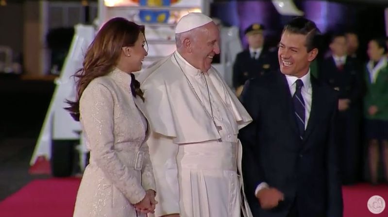 Sonriente, el papa vio el espectáculo de bienvenida con el presidente Enrique Peña Nieto y su esposa.