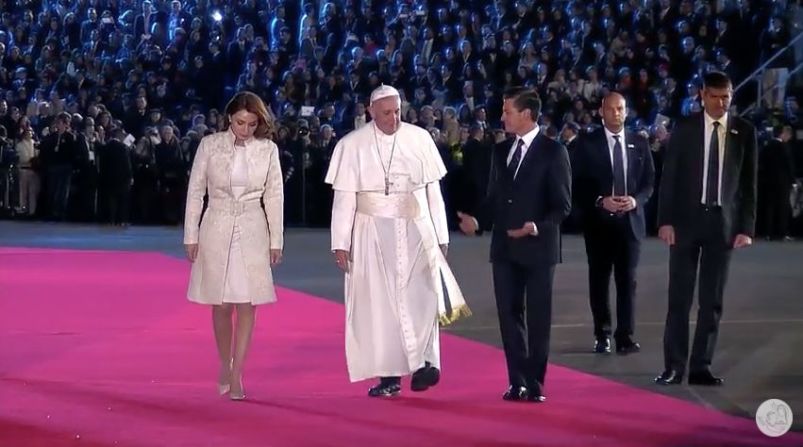 Francisco dijo en Twitter: "Queridos hermanos mexicanos, están en mi corazón, nos encomendamos juntos a la Guadalupana".