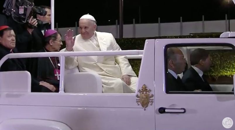 El papa saludó a los mexicanos desde un papamóvil sin blindaje.