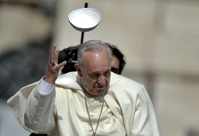 Una ráfaga de viento se lleva el solideo del papa en la audiencia general en la Plaza de San Pedro en el vaticano el 24 de junio de 2015.