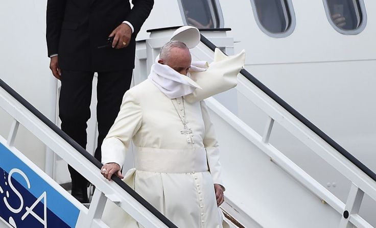 El papa Francisco pierde su solideo por una ráfaga de viendo al llegar al aeropuerto José Martí de La Habana el 19 de septiembre de 2015.