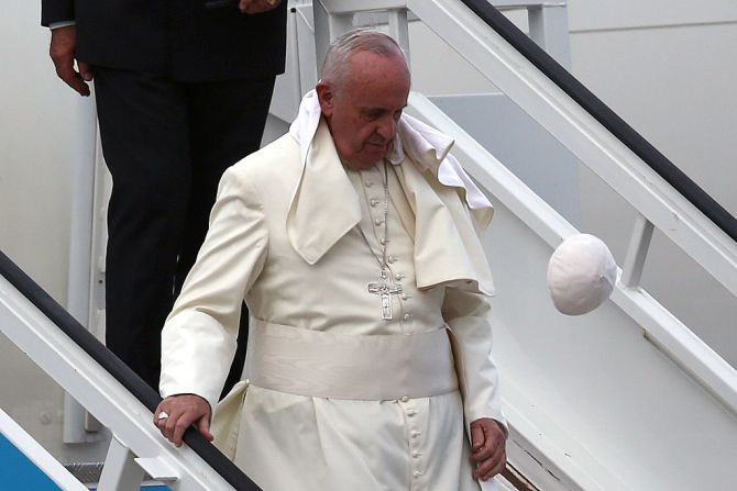 El papa Francisco pierde su solideo por una ráfaga de viendo al llegar al aeropuerto José Martí de La Habana el 19 de septiembre de 2015.