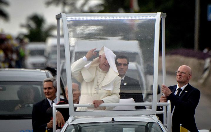 El viento hace que la manta cubra la cara del papa mientras saluda a los feligreses en el papamóvil en La Habana en 19 de septiembre de 2015.