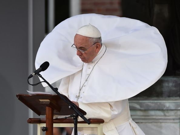 El papa Francisco pronuncia unas palabras en el Independence Hall de Filadelfia el 26 de septiembre de 2015.