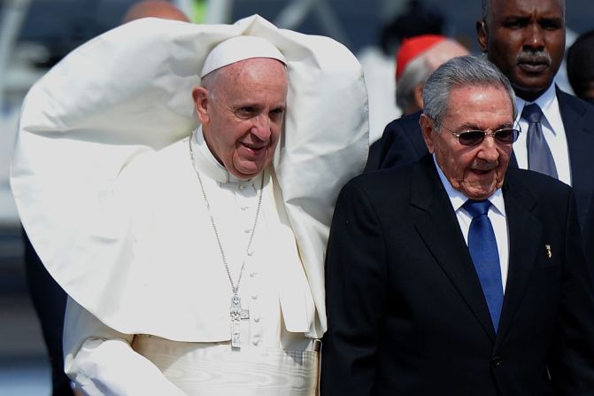 El papa Francisco y el presidente de Cuba Raúl Castro el 12 de febrero de 2016.