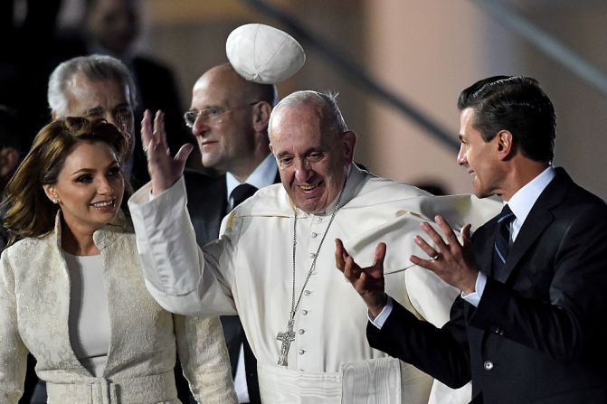 No solo el presidente Enrique Peña Nieto y su esposa recibieron en Ciudad de México al papa Francisco: el viento también se encargó, como muchas veces, de hacer volar su solideo. Mira en esta galería las imágenes más curiosas del papa con el viento.