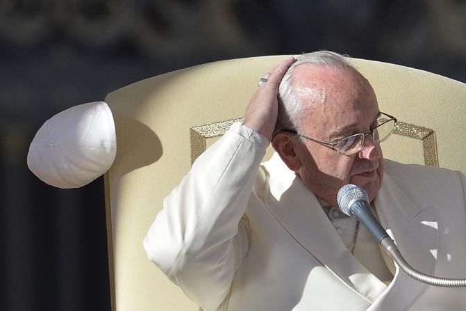 El viento se lleva el solideo de Franciscoen la Plaza de San Pedro el 10 de diciembre de 2014.