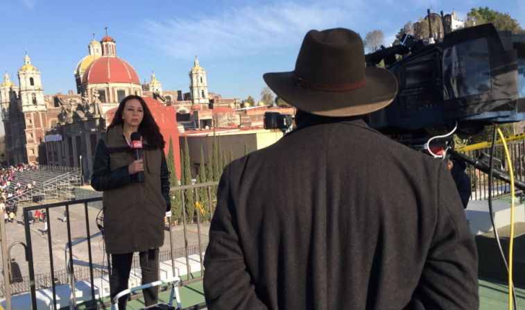 Krupskaia Alís, corresponsal en México, informa desde la explanada de la Basílica de Guadalupe los pormenores de la visita del papa.