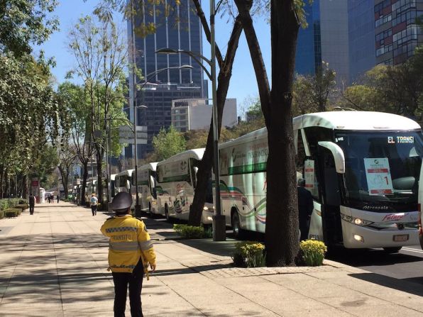 El equipo digital de CNN en Español en el Paseo de la Reforma espera abordar los autobuses para periodistas que los transportarán durante toda la cobertura de la visita de Francisco a México.