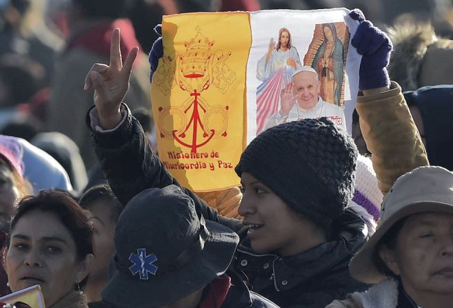 Fieles católicos esperaron desde la madrugada la llegada del papa Francisco a Ecatepec.