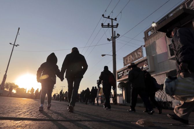 Desde muy temprano, miles de fieles caminan varios kilómetros hasta el Centro de Estudios de Ecatepec donde el papa oficiará la misa.