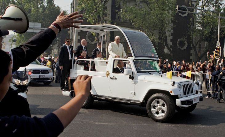 El papa Francisco saluda a las multitudes que salen a saludarlo en su vía hacia Ecatepec —un suburbio en la zona metropolitana de Ciudad de México— donde oficiará una misa masiva este domingo 14 de febrero.