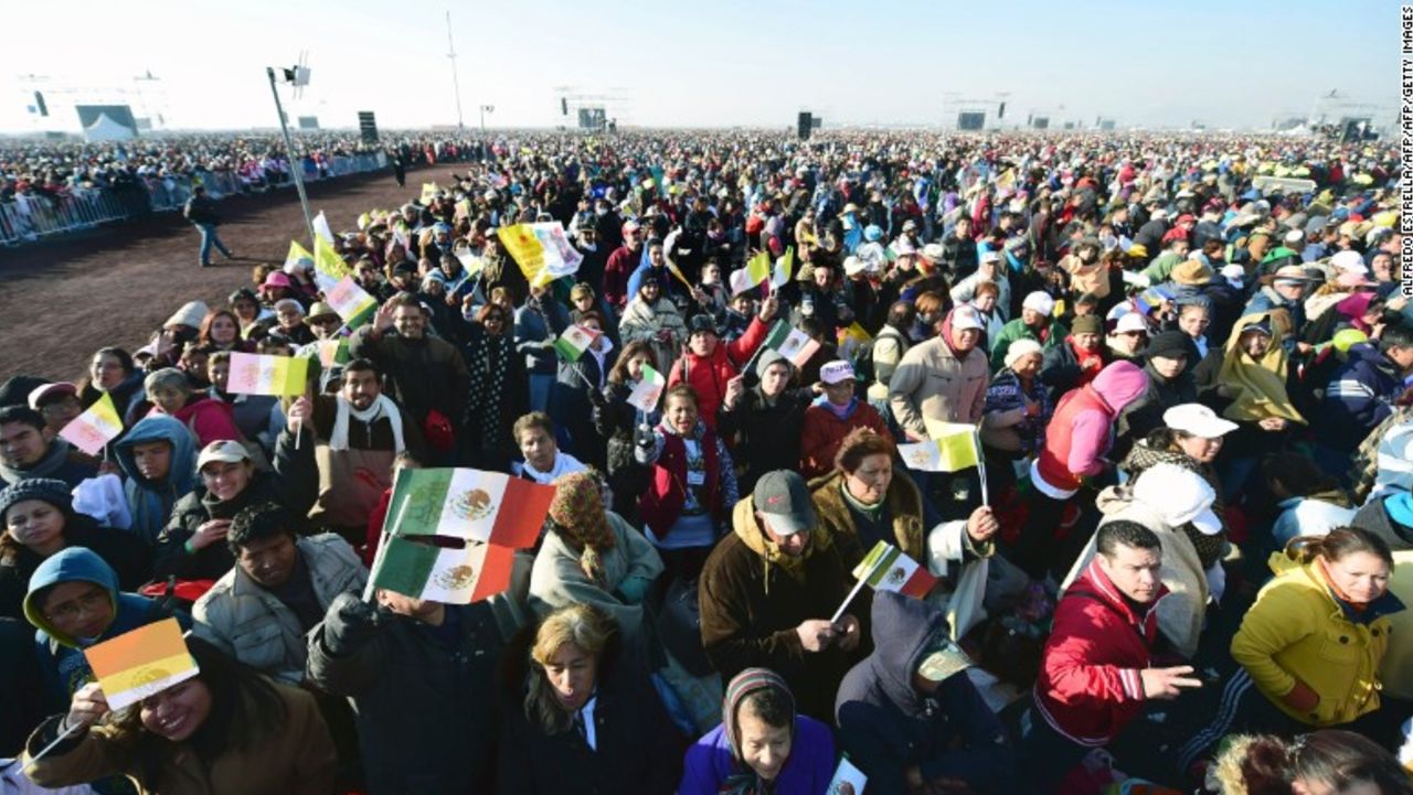 Durante su recorrido en el papamóvil hacia Campo Marte, desde donde un helicóptero lo llevará a Ecatepec, el papa decide parar a saludar a unas monjitas.