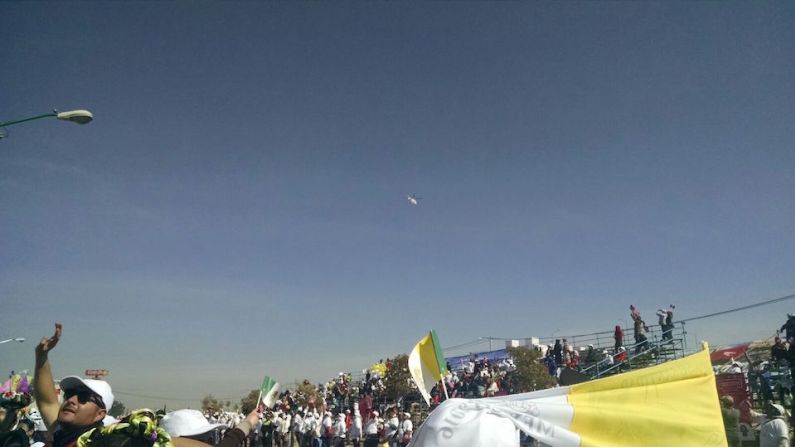 A lo lejos, el helicóptero en el que llegó el papa Francisco a Ecatepec en la mañana del domingo.