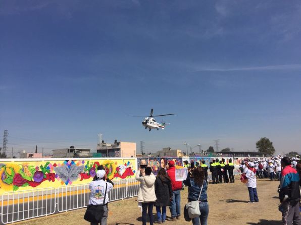 El papa Francisco aterrizó en el Helipuerto “Ballisco” de Ecatepec, de donde hará un recorrido de 4 kilómetros hasta el lugar donde celebrará la multitudinaria misa en las inmediaciones de la Unidad de Estudios Superiores de Ecatepec.