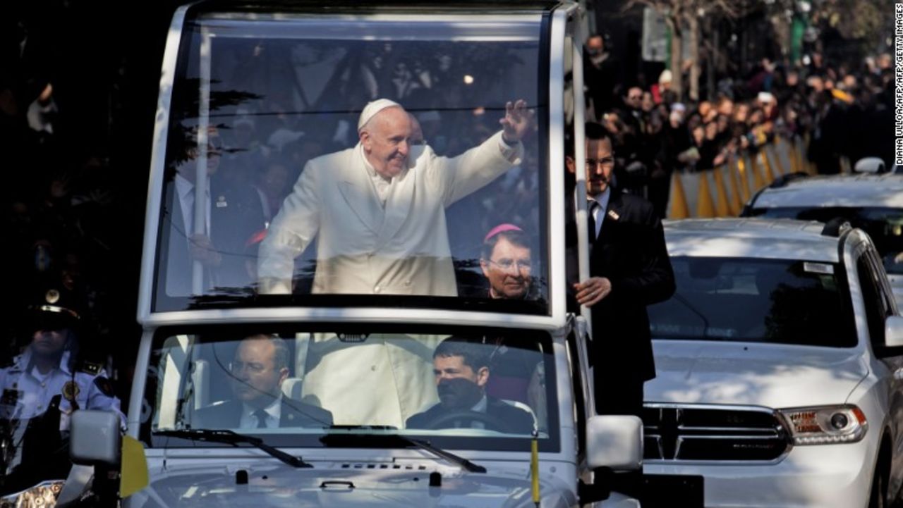 Durante su recorrido en el papamóvil hacia Campo Marte, desde donde un helicóptero lo llevará a Ecatepec, el papa decide parar a saludar a unas monjitas.