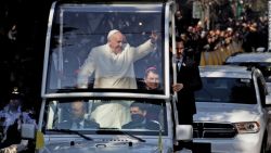 Durante su recorrido en el papamóvil hacia Campo Marte, desde donde un helicóptero lo llevará a Ecatepec, el papa decide parar a saludar a unas monjitas.