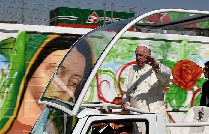 El papa saluda a su llegada a Ecatepec.