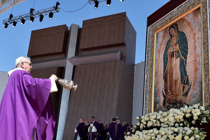 El papa frente a la imagen de la Virgen de Guadalupe.