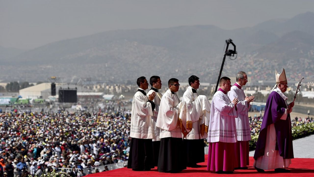 Pope Francis celebrates an open-air mass in Ecatepec --a rough, crime-plagued Mexico City suburb-- on February 14, 2016. Pope Francis has chosen to visit some of Mexico's most troubled regions during his five-day trip to the world's second most populous Catholic country.   AFP PHOTO/GABRIEL BOUYS / AFP / GABRIEL BOUYS