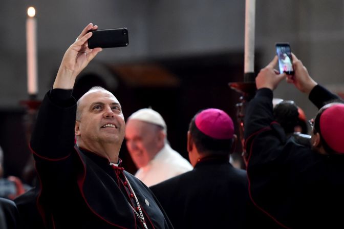 Obispos mexicanos toman instantáneas durante una reunión con el papa Francisco, en la Catedral Metropolitana de la Ciudad de México, el 13 de febrero de 2016.