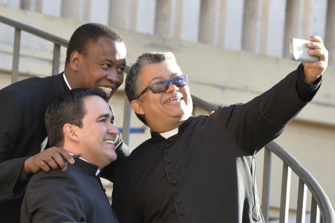 Algunos religiosos posan para una ‘selfie’ antes de la llegada de Francisco para una visita a la parroquia romana de "Todos los Santos”, el 7 de marzo de 2015, en Roma.