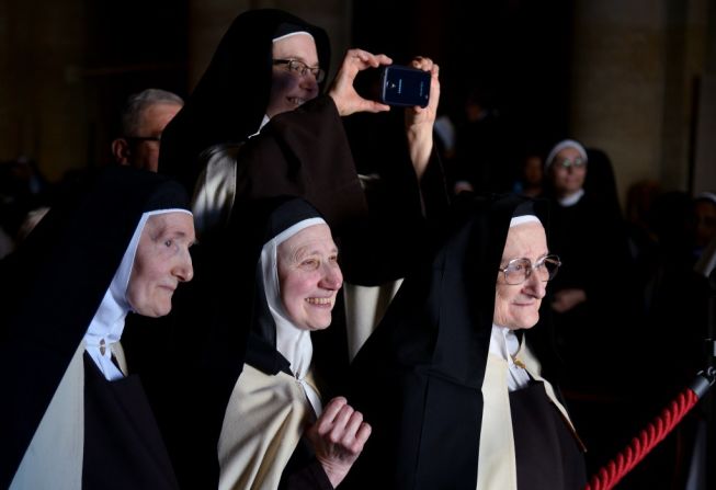 Monjas toman imágenes del papa Francisco a su llegada a la Catedral de Turín, el 21 de junio de 2015.