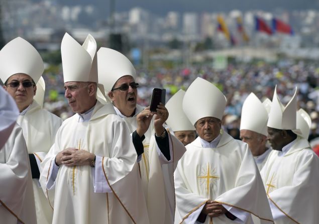 Un obispo toma una instantánea antes de que Francisco celebra una misa al aire libre en el Parque Bicentenario en Quito, Ecuador, el 7 de julio de 2015.