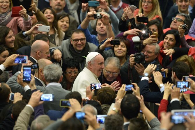 Francisco saluda a la gente durante una audiencia para los empleados de los ferrocarriles italianos en Sala Paulo VI el 19 de diciembre de 2015, en Ciudad del Vaticano.