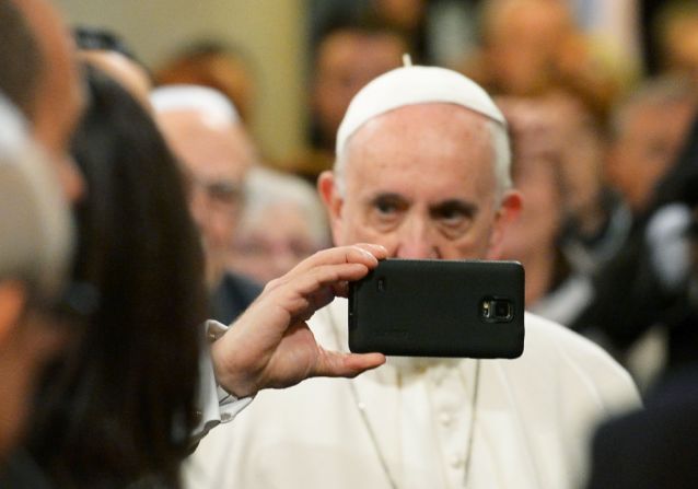 Miembros de la comunidad judía retratan al papa Francisco en la sinagoga principal de la Roma, el 17 de enero de 2016.