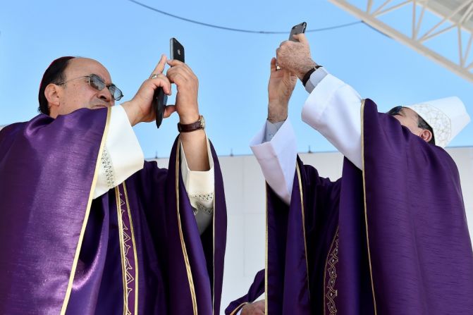 Obispos se toman ‘selfies’ antes de la celebración de una misa papal al aire libre en Ecatepec, el 14 de febrero de 2016.