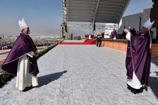 Obispos sacan fotografías en uno de los escenarios que Francisco ha elegido visitar en México, Ecatepec.