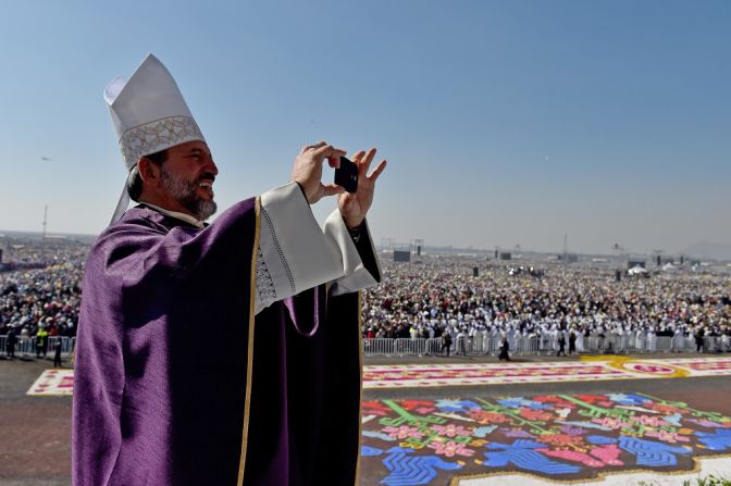 Un obispo se toma una foto mientras espera al papa Francisco para celebrar una misa al aire libre en el Centro de Estudios en Ecatepec, cerca de la Ciudad de México, el 14 de febrero de 2016.