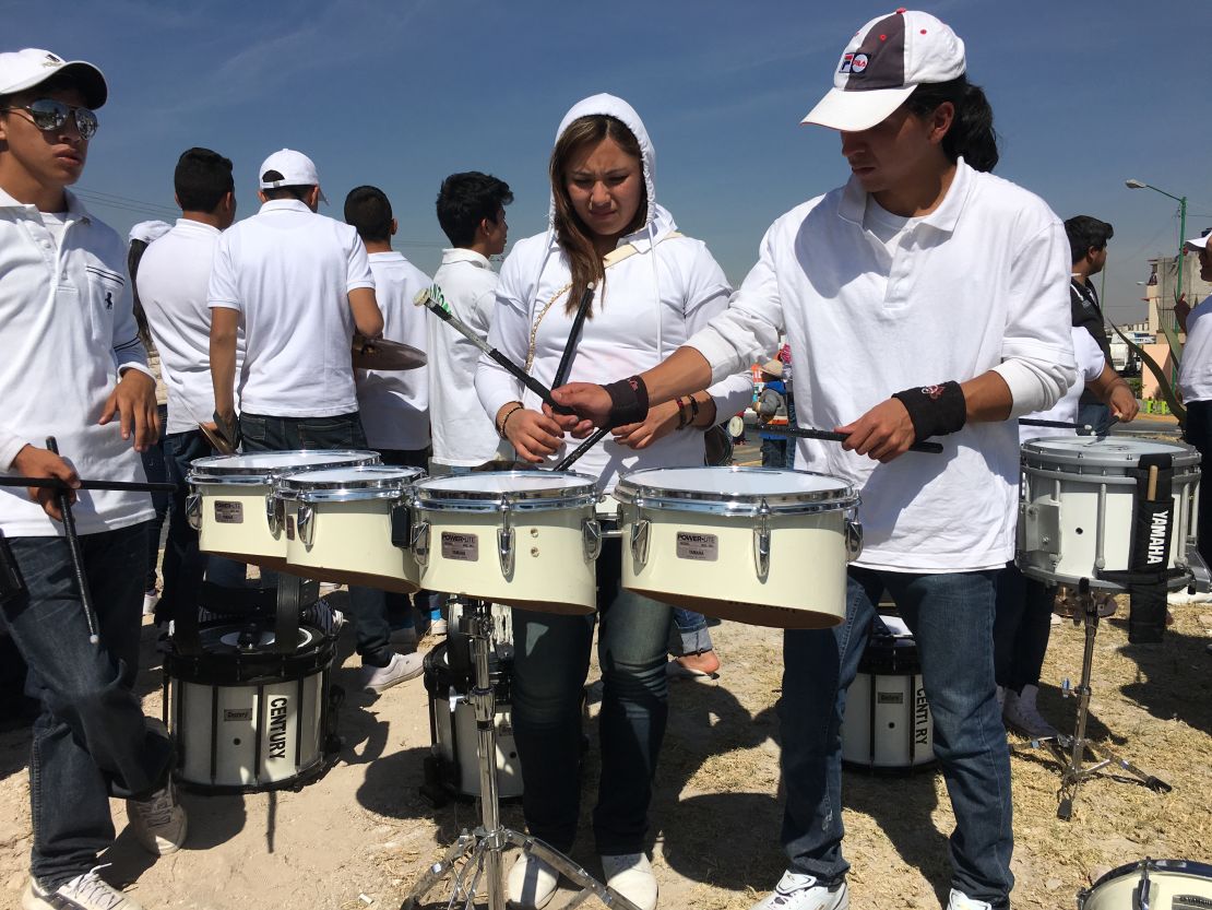 La banda de las Águilas de la Justo preparando su interpretación