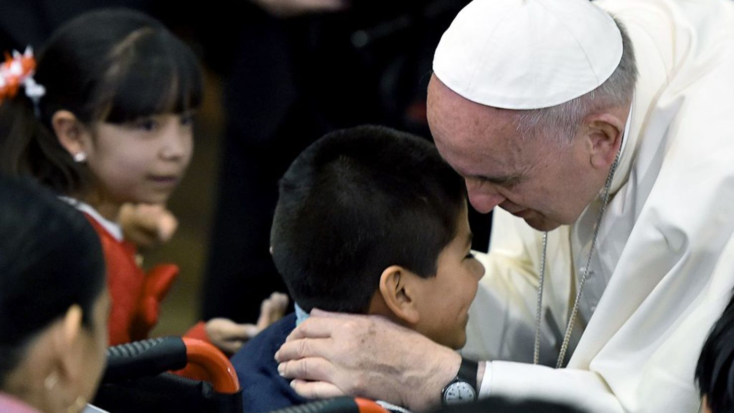 Sonriente y con ternura, el papa bendijo a los niños enfermos de cáncer.