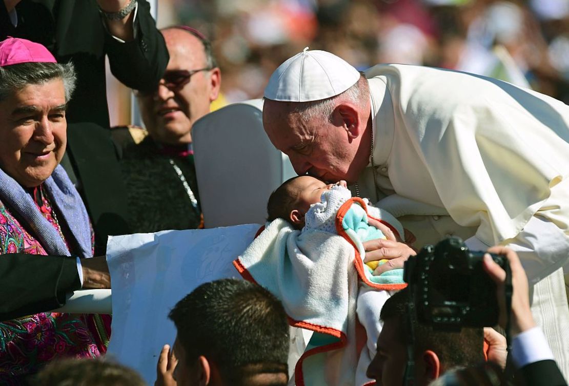 El papa Francisco besa a un bebé camino a la misa masiva en San Cristóbal de las Casas.