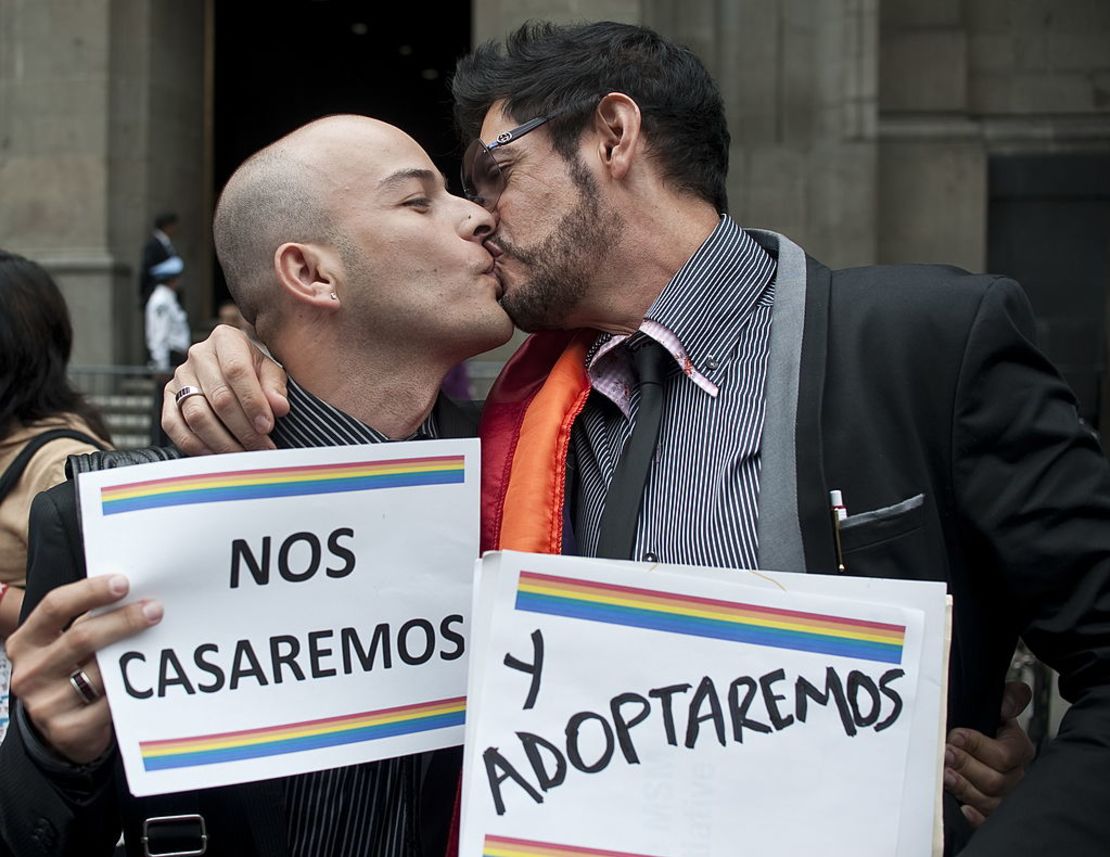 CNNE 257387 - a homosexual couple celebrates the appro