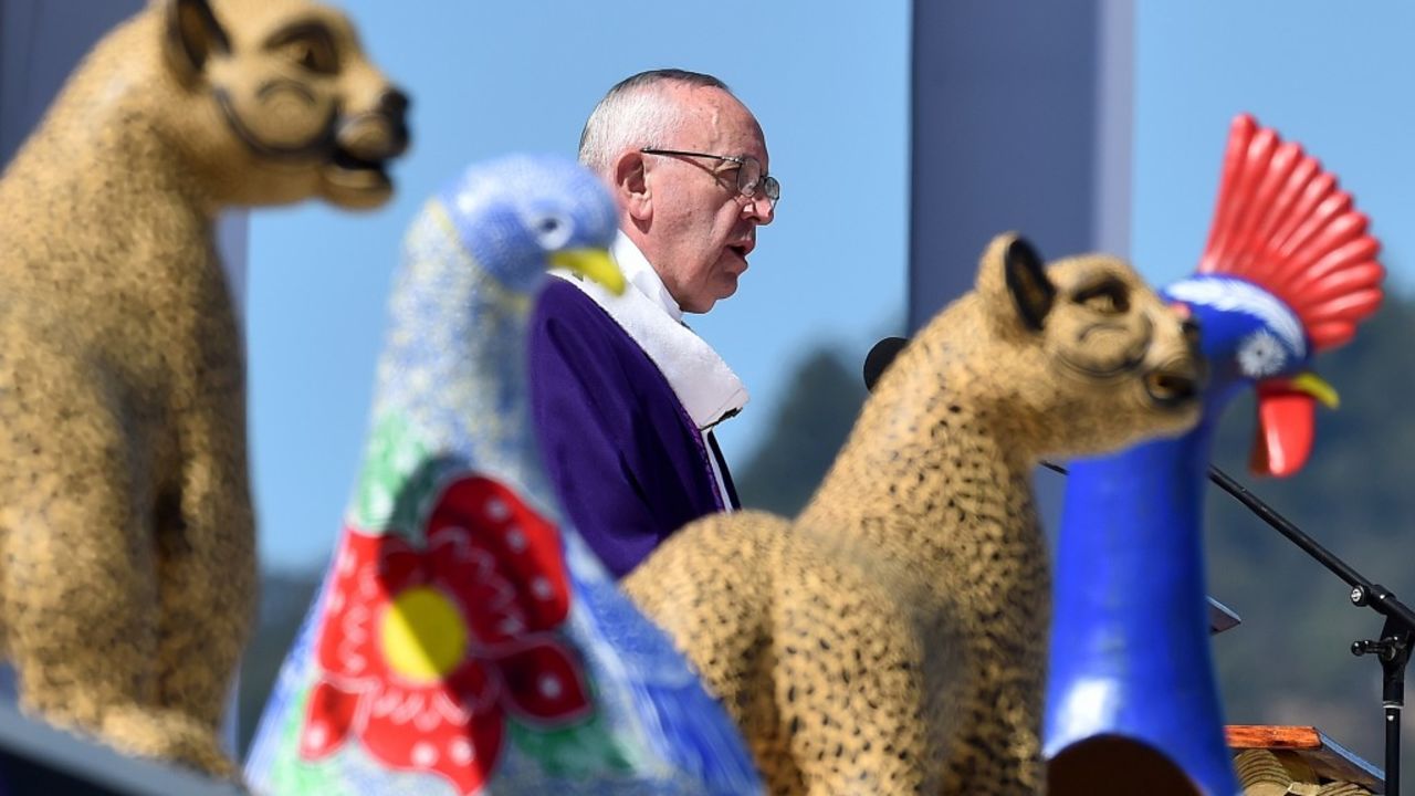 Pope Francis leads an open-air mass in San Cristobal de las Casas, in Chiapas, Mexico, on February 15, 2016. Pope Francis is in Mexico for a trip encompassing two of the defining themes of his papacy: bridge-building diplomacy and his concern for migrants seeking a better life.   AFP PHOTO / GABRIEL BOUYS / AFP / GABRIEL BOUYS