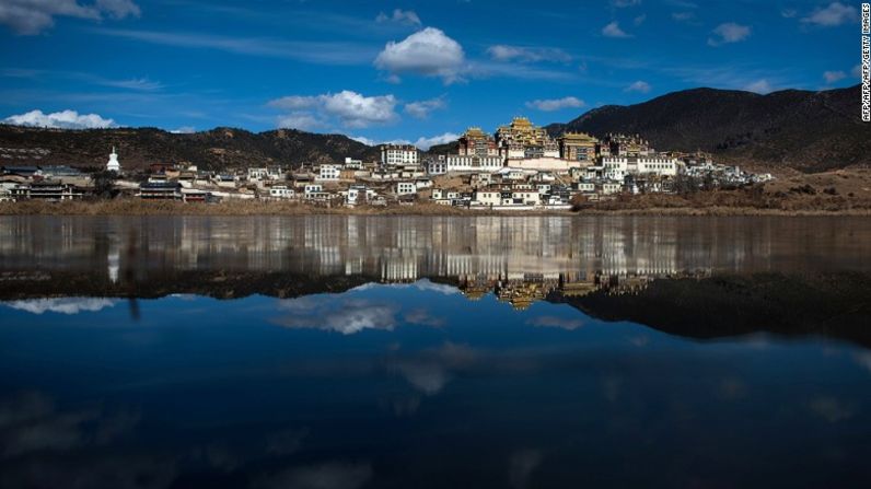 Monasterio de Ganden Sumtseling - Ganden Sumtseling es un monasterio budista tibetano en Zhongdian (también conocido como la ciudad Shangri-La), situada en la prefectura autónoma tibetana de Diqing de Yunnan.