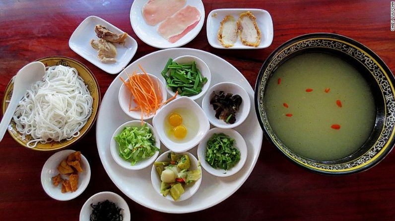 Fideos de arroz cruzando el puente - El Guoqiaomixian es uno de los platillos más populares en Yunnan. Los ingredientes se sirven por separado con un platillo muy caliente de sopa de pollo.