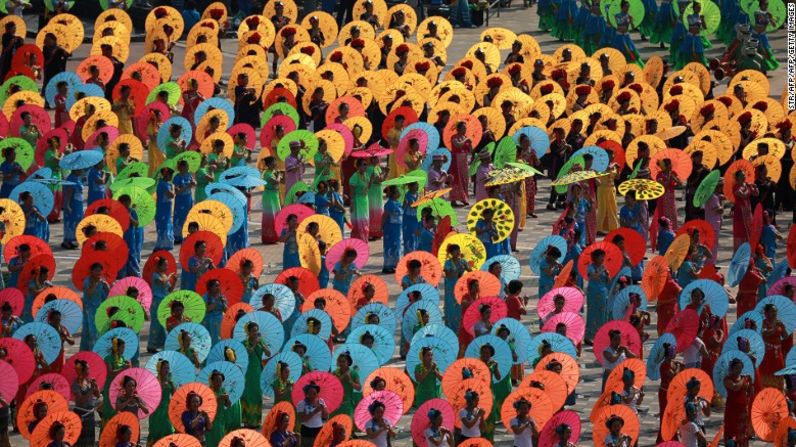 Celebración Dai - Xishuangbanna es el centro de la minoría Dai de China. En la foto aparecen personas en trajes tradicionales Dai para celebrar el año nuevo del calendario Dai.