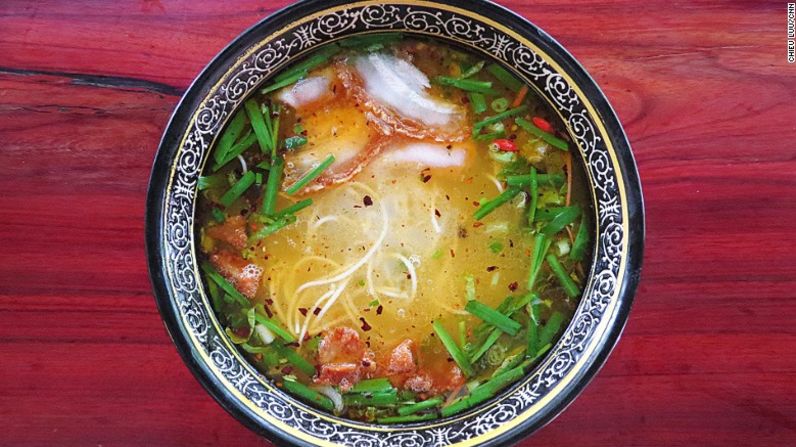 Preparación de la sopa - Los ingredientes se añaden al caldo justo antes de que se sirva la sopa.