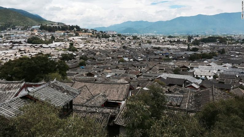 Antigua ciudad de Lijiang - Como algo inusual para una ciudad china antigua, Lijiang no está rodeada por una muralla de la ciudad. El encantador destino data de hace 1.000 años y fue inscrito por la UNESCO como Patrimonio Cultural Mundial en 1997.