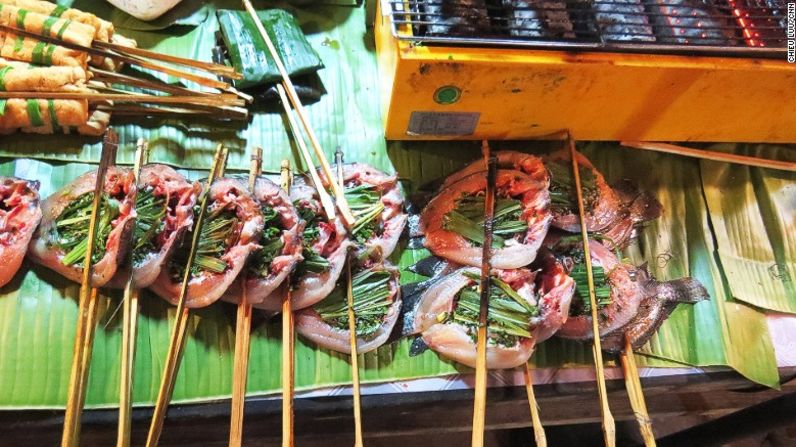 Parrillada, al estilo de Yunnan - Debido a su ubicación —colinda con Laos, Vietnam y Birmania— la cocina de Yunnan utiliza hierbas y especias que son más reminiscentes del sudeste de Asia.