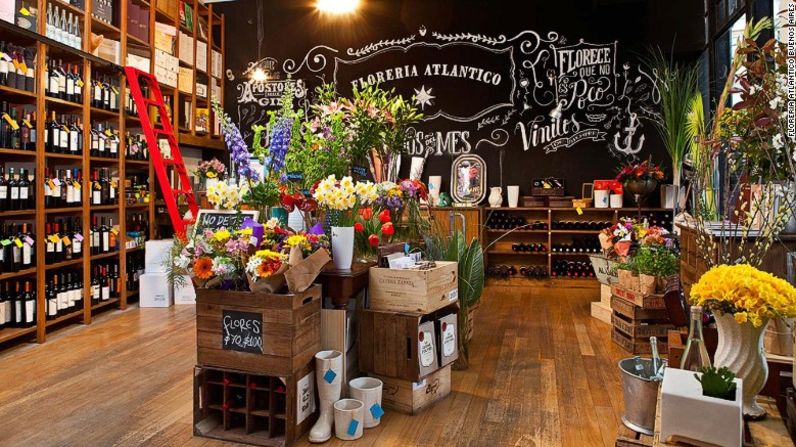 Florería Atlántico (Buenos Aires) – Una floristería/tienda de vinos disimula este bar oculto en el barrio del Retiro de la ciudad. Una vez en su interior, un refrigerador es en realidad la puerta que te lleva a un espacioso bar en el sótano.