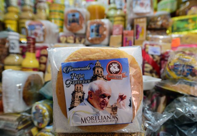 'Morelianas' del papa Francisco se venden en un mercado en Morelia. Estos dulces son como obleas hechas de cajeta, un dulce de leche mexicano.