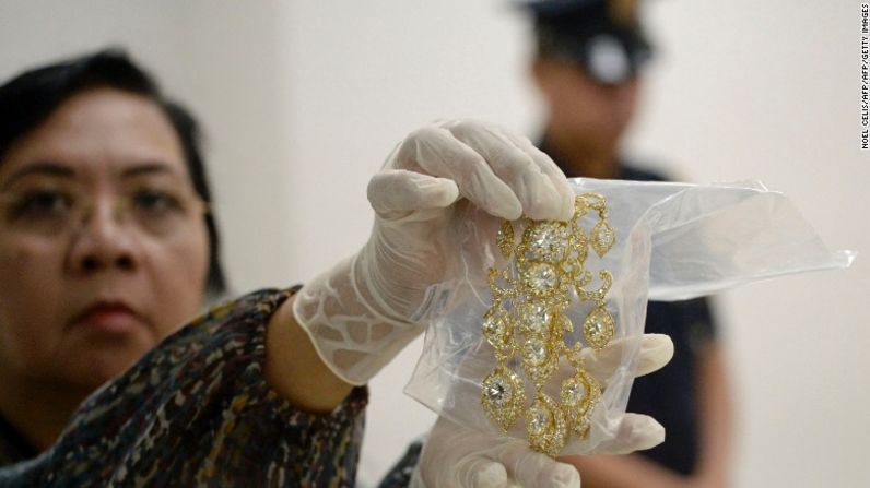 Un oficial de la agencia muestra una pieza de diamantes de las joyas de la colección. Imelda Marcos fue reconocida por sus gastos excesivos durante el tiempo que su esposo estuvo en el poder.