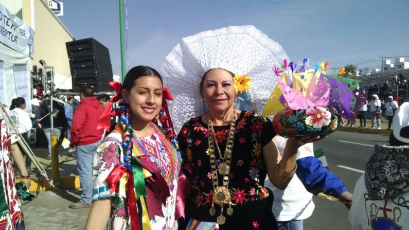 14 de febrero de 2016 - Carmen y Fátima esperan que el papa les de la bendición: "Es una maravilla que venga a Ecatepec".