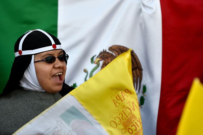 16 de febrero de 2016- Una monja asiste a una misa celebrada por Francisco con los sacerdotes, religiosos y religiosas, personas consagradas y seminaristas en el estadio "Venustiano Carranza" en Morelia.