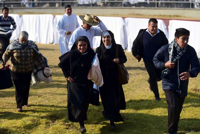 16 de febrero de 2016 - Monjas y sacerdotes corren en el estadio "Venustiano Carranza" en Morelia , Estado de Michoacán, México.